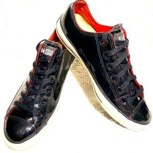 Like New All Star Converse Chuck Taylor Unisex Mens 7/Wom 9. Glossy Blk/ Red